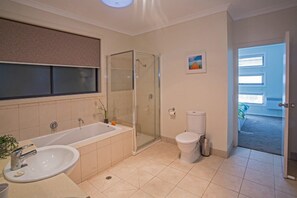 Deluxe House, 3 Bedrooms | Bathroom