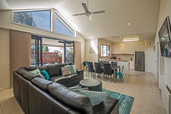 Flat-screen TV, DVD player - Sails on Chapel (Cowes)