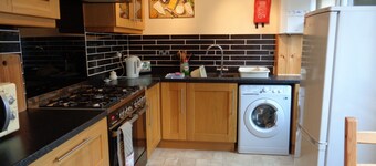 Conwy quaint cottage sleeps 4 + cot, fast WIFI , private enclosed courtyard