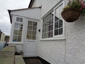 Exterior detail - Conwy quaint cottage sleeps 4 + cot, fast WIFI , private enclosed courtyard (conwy)