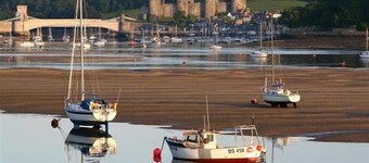 Conwy town cottage sleeps 4 + cot, fast WIFI , private enclosed courtyard