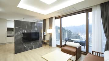 1 bedroom, desk, laptop workspace, blackout curtains