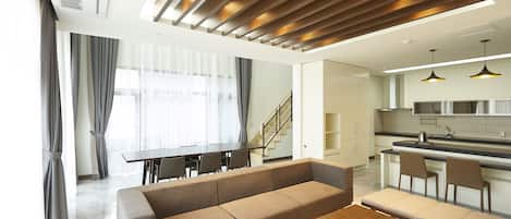 Bureau, espace de travail pour ordinateur portable, rideaux occultants