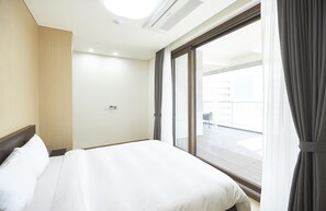 Villa Suite | Desk, laptop workspace, blackout drapes, free WiFi