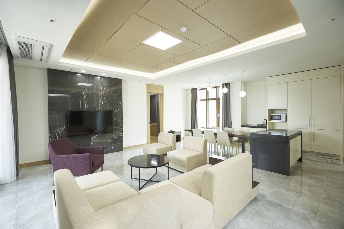 ห้องส วีท (Villa) | โต๊ะทำงาน, พื้นที่ทำงานแบบใช้แล็ปท็อป, ผ้าม่านกันแสง, Wi-Fi ฟรี