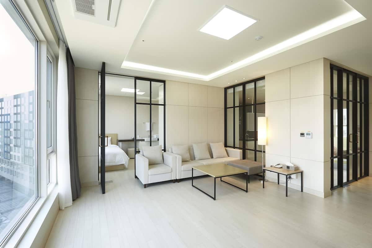 White Suite (Family) | 1 bedroom, desk, laptop workspace, blackout drapes