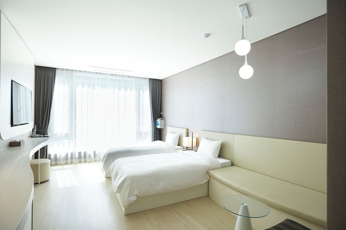 1 bedroom, desk, laptop workspace, blackout drapes