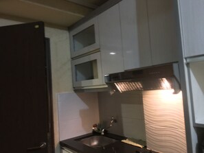 Private kitchenette - Apartment Suites Metro Holiday Interindo (Bandung)