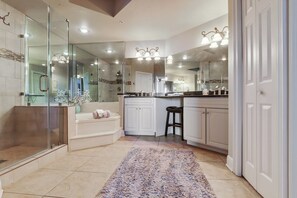 Shower, towels - Paradise Found in this Gulf Front Condo!!! (Orange Beach)