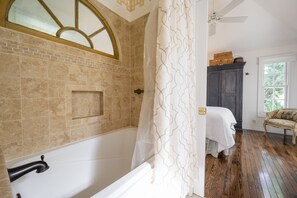 Combined shower/tub, towels