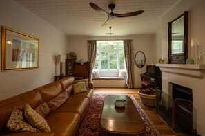 Smart-TV, Kamin, DVD-Player, Bücher