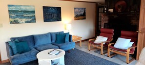 Smart TV, fireplace, DVD player, ping pong