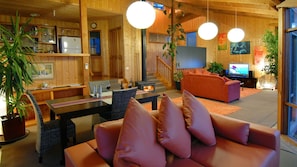 Un salon confortable avec un canapé, une table à manger et un téléviseur.