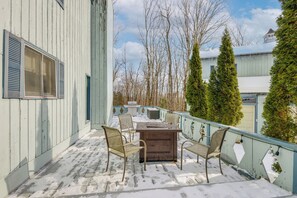 Outdoor dining - Near Hiking & Skiing: Home in Wilmington! (Wilmington)
