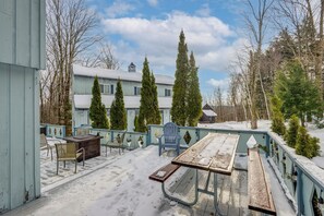 Outdoor dining - Near Hiking & Skiing: Home in Wilmington! (Wilmington)