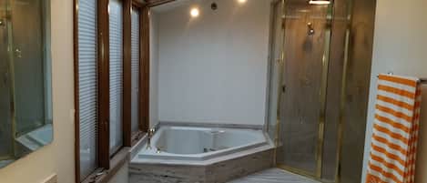 Dusche, Whirlpool, Handtücher, Seife