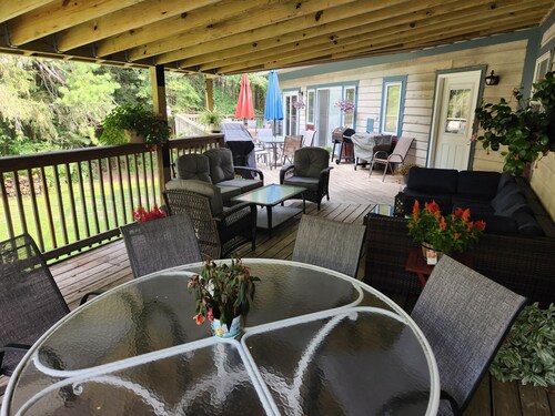 Paradise Cove Main 5 Br / 2 Baths ~ Sleeps Up To 24 ~ Pond, WIFI, Central AC.