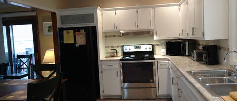 Kühlschrank, Mikrowelle, Ofen, Herdplatte