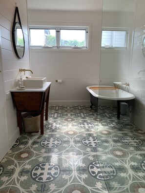 Baignoire, sèche-cheveux, serviettes fournies, savon