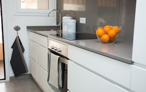 Fridge, microwave, oven, stovetop - CHARMING & QUIET APARTMENT WITH BALCONY AND PARKING NEAR PARK GÜELL (Barcelona)