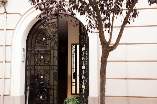 CHARMING & QUIET APARTMENT WITH BALCONY AND PARKING NEXT TO PARK GÜELL 