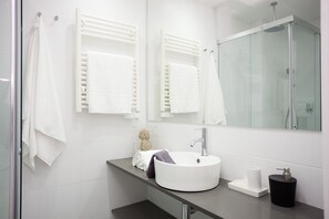 Douche, séchoir à cheveux, serviettes fournies, savon