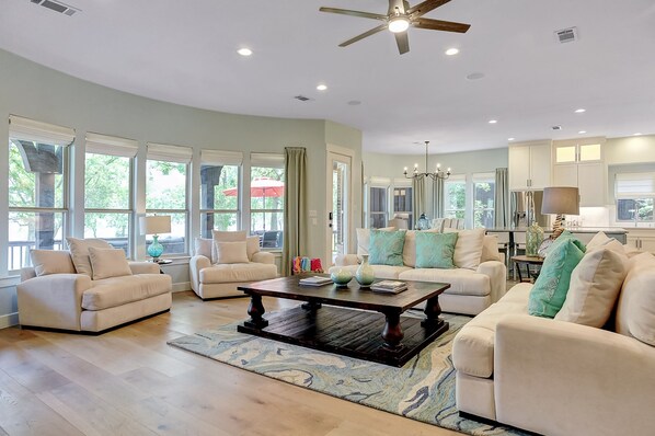 Smart TV, chimenea, videojuegos y reproductor de DVD 