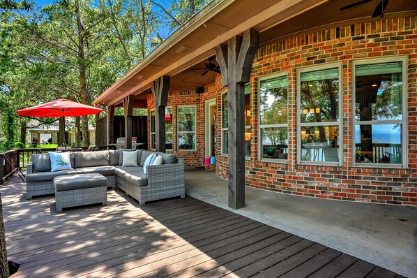 Terrace/patio - Very Rare Waterfront Home on Lake Texoma, Walk to Water from the backyard (Pottsboro)