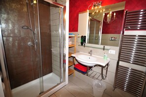 Dusche, Haartrockner, Bidet, Handtücher