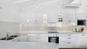 Kühlschrank, Mikrowelle, Ofen, Geschirrspüler