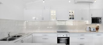 Admiral's Deck - Blue River Apartments - Wooli