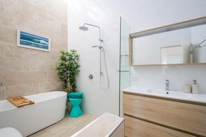 Dusche, Regendusche, Haartrockner, Handtücher