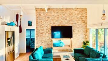 Una televisión, una chimenea, un reproductor de DVD