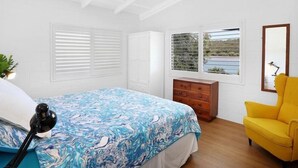 2 bedrooms, desk, WiFi (free), bed sheets