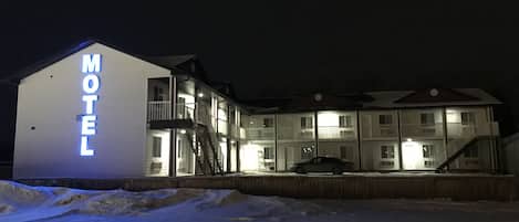 Voorkant accommodatie - avond/nacht