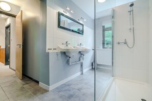 Bathtub, hair dryer, towels, soap - ★Walnut Tree Cottage★ Huge garden+village setting+near Canterbury+dog friendly (Canterbury)