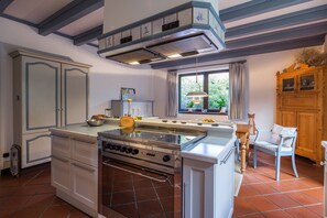 Refrigerador, microondas, cafetera y tetera y tostadora 