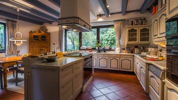 Réfrigérateur, micro-ondes, cafetiÚre/bouilloire, grille-pain