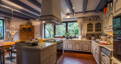 Spacious Single Room with Shower @ 'Little Paradise', 25 min to Hamburg City