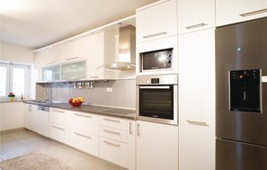 Réfrigérateur, plaque de cuisson, lave-vaisselle, cafetière/bouilloire