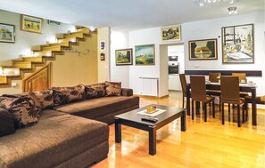 Télévision, cheminée, baby-foot