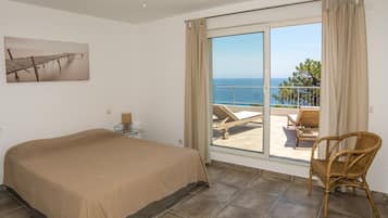 3 bedrooms, in-room safe, iron/ironing board, travel cot