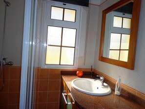 Combinazione doccia/vasca, asciugacapelli, bidet, asciugamani
