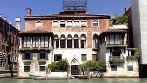 Un bâtiment vénitien historique donnant sur un canal.