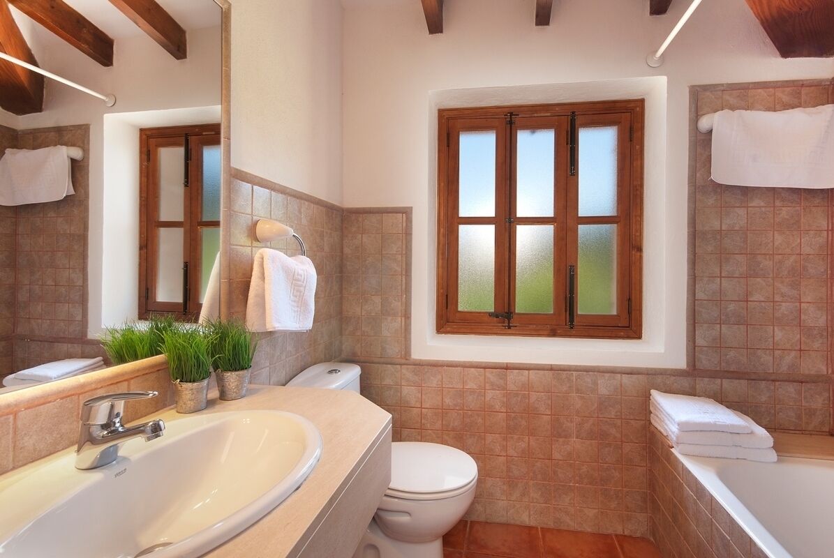 Combined shower/bathtub, hair dryer, towels, soap