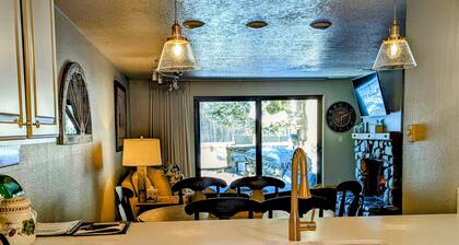 Great 2 bed townhouse. This is the best location in Ketchum!