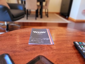 Un livre intitulé « WOW PORTO » est posé sur une table en bois.