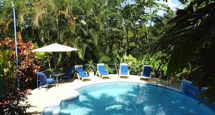 Crew's Nest at Bayview Villas, Poolside Studio close to Grafton Beach