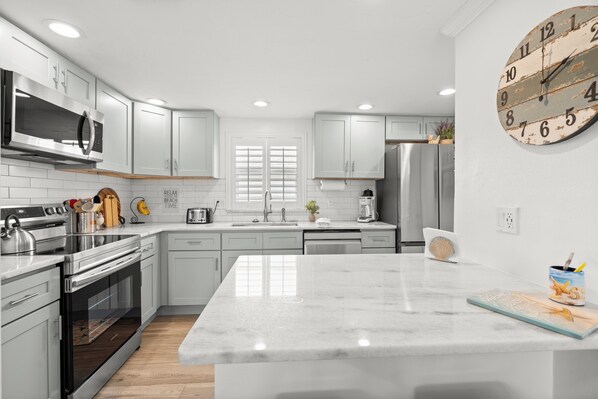 Jääkaappi, mikroaaltouuni, kahvin-/teenkeitin, leivänpaahdin