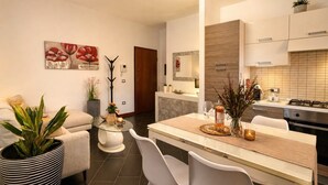Una cucina moderna con zona pranzo, divano e tavolino.